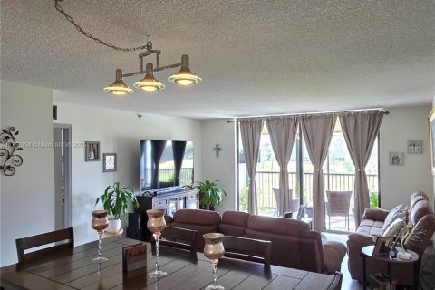 Condo in Lauderhill, Florida, 2 bedrooms  № 1958764 - photo 16