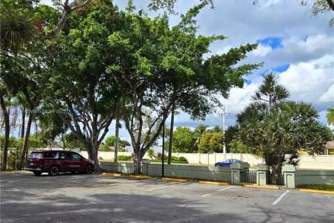 Condo in Lauderhill, Florida, 2 bedrooms  № 1958764 - photo 30