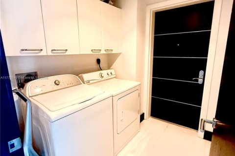 Condominio en venta en Sunny Isles Beach, Florida, 4 dormitorios, 222.41 m2 № 1737796 - foto 19