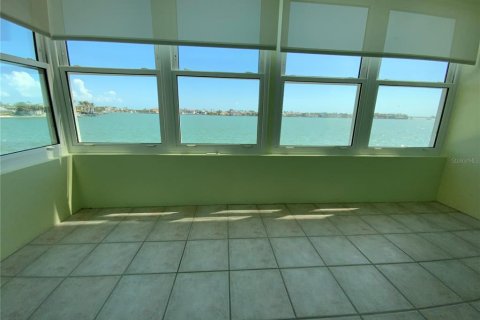 Condo in Saint Petersburg, Florida, 1 bedroom  № 1616491 - photo 4