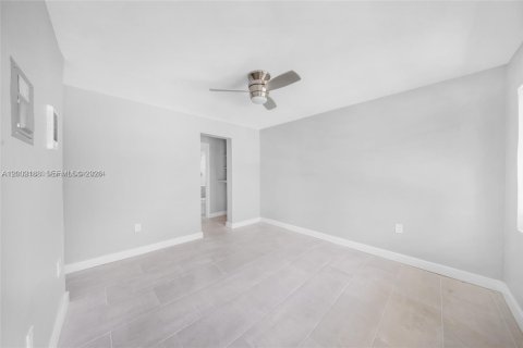 House in Miami, Florida 1 bedroom, 55.74 sq.m. № 2067664 - photo 5