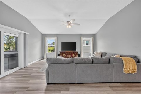 House in The Villages, Florida 3 bedrooms, 182.92 sq.m. № 2215594 - photo 11