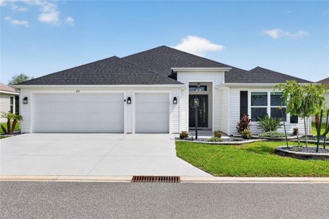 House in The Villages, Florida 3 bedrooms, 182.92 sq.m. № 2215594 - photo 2