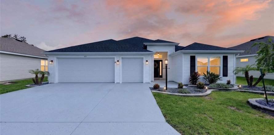 House in The Villages, Florida 3 bedrooms, 182.92 sq.m. № 2215594