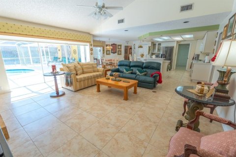 Villa ou maison à vendre à Wesley Chapel, Floride: 4 chambres, 303.23 m2 № 1913122 - photo 17