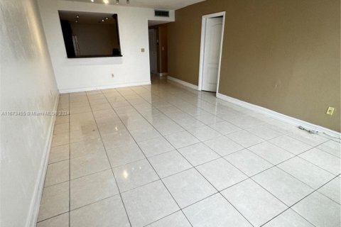 Condo in Miami, Florida, 1 bedroom  № 1889426 - photo 8
