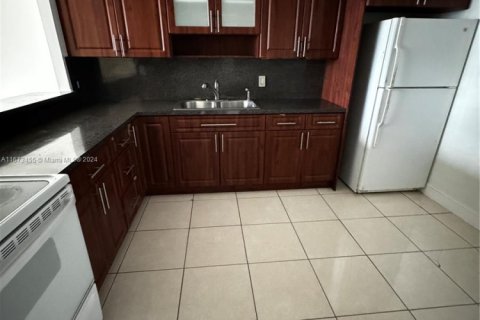 Condo in Miami, Florida, 1 bedroom  № 1889426 - photo 3