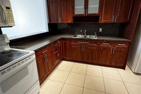 Condo in Miami, Florida, 1 bedroom  № 1889426 - photo 4