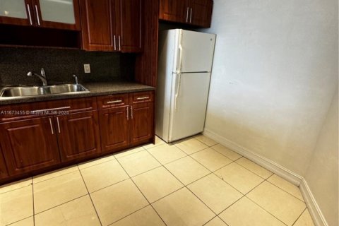 Condo in Miami, Florida, 1 bedroom  № 1889426 - photo 6