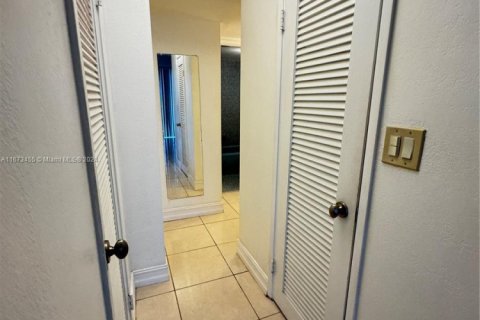 Condo in Miami, Florida, 1 bedroom  № 1889426 - photo 11