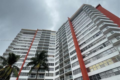 Condo in Miami, Florida, 1 bedroom  № 1889426 - photo 1