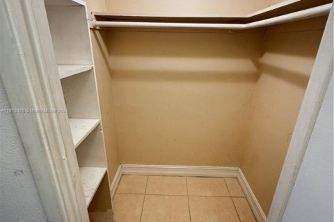 Condo in Miami, Florida, 1 bedroom  № 1889426 - photo 12