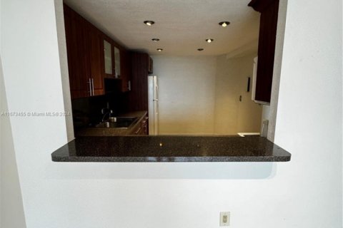 Condo in Miami, Florida, 1 bedroom  № 1889426 - photo 5