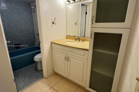 Condo in Miami, Florida, 1 bedroom  № 1889426 - photo 14