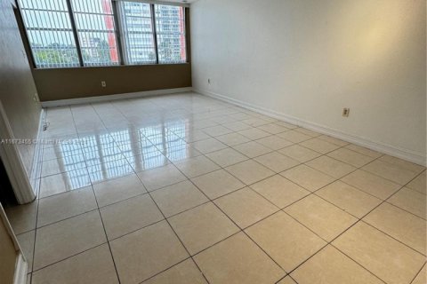 Condo in Miami, Florida, 1 bedroom  № 1889426 - photo 7