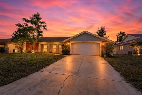 House in Hudson, Florida 3 bedrooms, 164.53 sq.m. № 2231633
