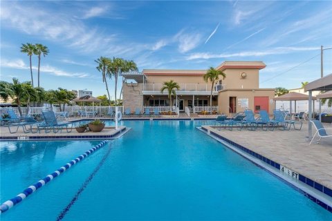 Condo in Gulfport, Florida, 2 bedrooms № 2151254 - photo 27