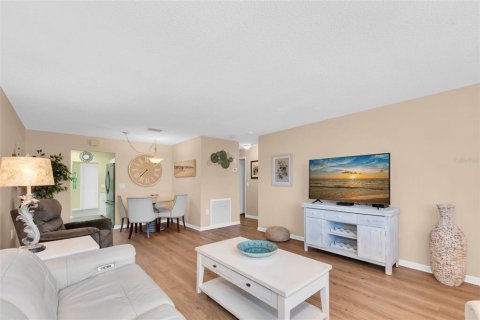 Condo in Gulfport, Florida, 2 bedrooms № 2151254 - photo 6