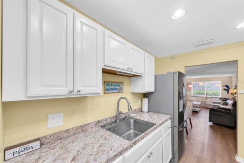 Condo in Gulfport, Florida, 2 bedrooms № 2151254 - photo 13