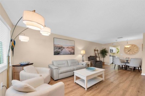 Condo in Gulfport, Florida, 2 bedrooms № 2151254 - photo 5