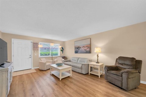 Condo in Gulfport, Florida, 2 bedrooms № 2151254 - photo 3