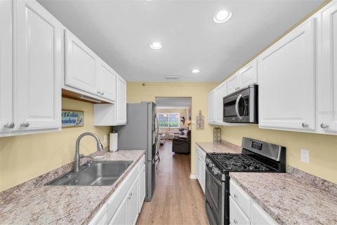 Condo in Gulfport, Florida, 2 bedrooms № 2151254 - photo 12