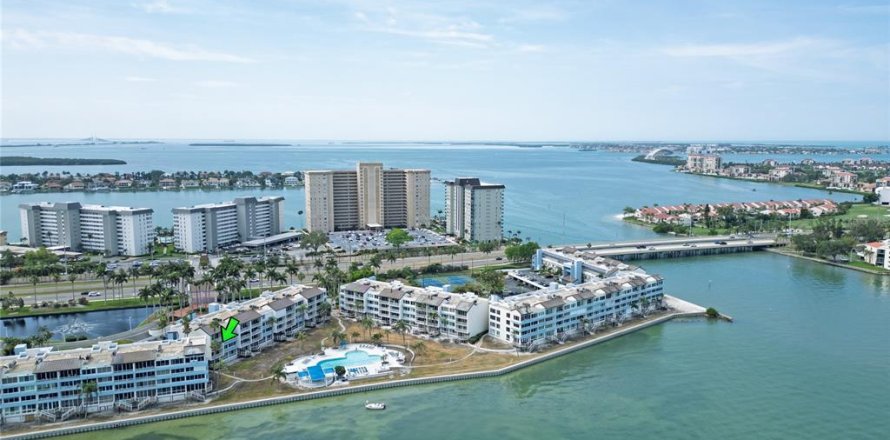 Condo in Saint Petersburg, Florida, 3 bedrooms № 2196058
