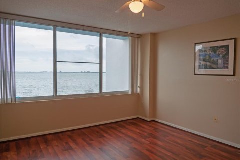 Condo in Saint Petersburg, Florida, 3 bedrooms № 2196058 - photo 19