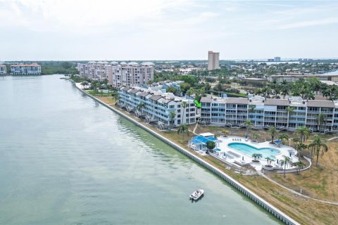 Condo in Saint Petersburg, Florida, 3 bedrooms № 2196058 - photo 30
