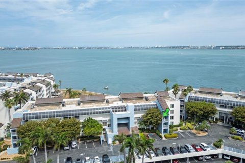 Condo in Saint Petersburg, Florida, 3 bedrooms № 2196058 - photo 2