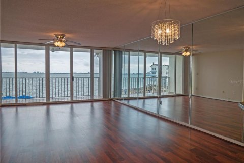 Condo in Saint Petersburg, Florida, 3 bedrooms № 2196058 - photo 6