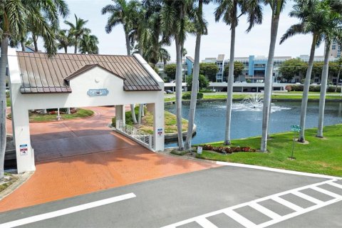 Condo in Saint Petersburg, Florida, 3 bedrooms № 2196058 - photo 5