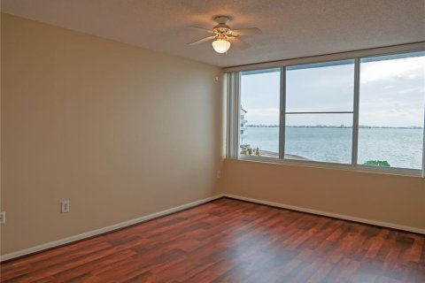 Condo in Saint Petersburg, Florida, 3 bedrooms № 2196058 - photo 20