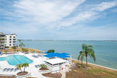 Condo in Saint Petersburg, Florida, 3 bedrooms № 2196058 - photo 4