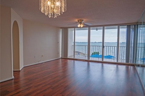 Condo in Saint Petersburg, Florida, 3 bedrooms № 2196058 - photo 7