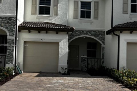 Adosado en alquiler en Homestead, Florida, 3 dormitorios № 1938896 - foto 1