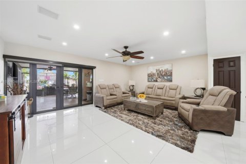 Adosado en venta en Hialeah, Florida, 3 dormitorios, 164.34 m2 № 2058897 - foto 3