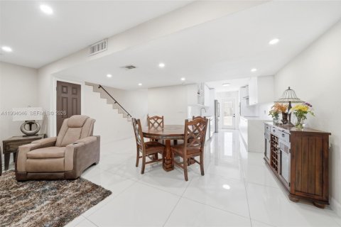 Adosado en venta en Hialeah, Florida, 3 dormitorios, 164.34 m2 № 2058897 - foto 4