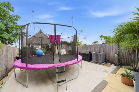 Adosado en venta en Hialeah, Florida, 3 dormitorios, 164.34 m2 № 2058897 - foto 14