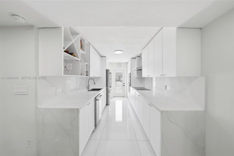 Adosado en venta en Hialeah, Florida, 3 dormitorios, 164.34 m2 № 2058897 - foto 9