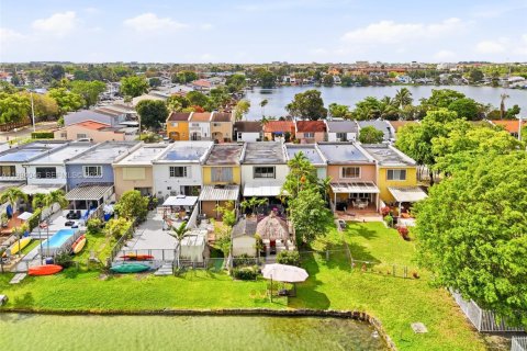 Adosado en venta en Hialeah, Florida, 3 dormitorios, 164.34 m2 № 2058897 - foto 18