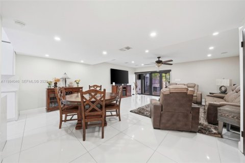 Adosado en venta en Hialeah, Florida, 3 dormitorios, 164.34 m2 № 2058897 - foto 5