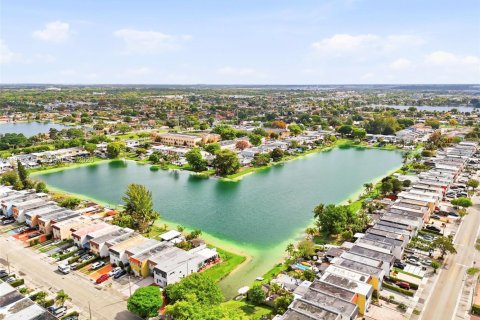 Adosado en venta en Hialeah, Florida, 3 dormitorios, 164.34 m2 № 2058897 - foto 19