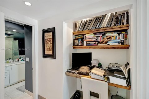 Condo in Miami, Florida, 1 bedroom  № 1756678 - photo 9