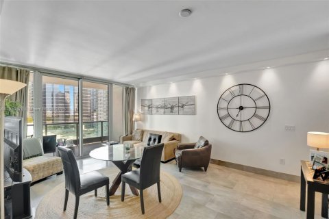 Condo in Miami, Florida, 1 bedroom  № 1756678 - photo 1