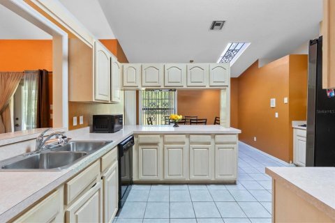 House in Wildwood, Florida 4 bedrooms, 198.16 sq.m. № 2239662 - photo 9