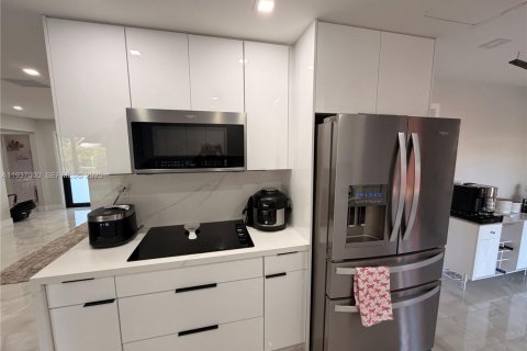 House in Lauderhill, Florida 2 bedrooms, 113.53 sq.m. № 1994881 - photo 9