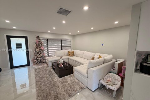 House in Lauderhill, Florida 2 bedrooms, 113.53 sq.m. № 1994881 - photo 6