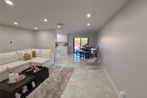 House in Lauderhill, Florida 2 bedrooms, 113.53 sq.m. № 1994881 - photo 3