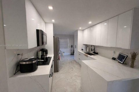 House in Lauderhill, Florida 2 bedrooms, 113.53 sq.m. № 1994881 - photo 7